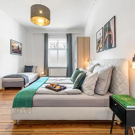 Theboediker Group & Family Apartment, 3 Bedroom 1 Living Room, 2 Bathrooms, Ideal For Bigger Groups Of 4 -9 Guests *