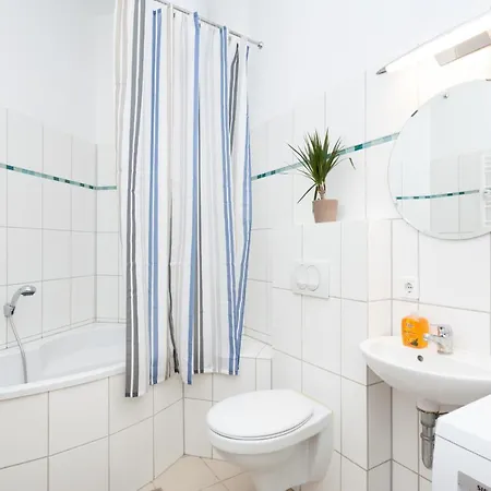 Boediker Budget Group Apartment, 3 Bedroom 1 Living Room, 2 Bathrooms, Ideal For 4 -9 Guests דירה *