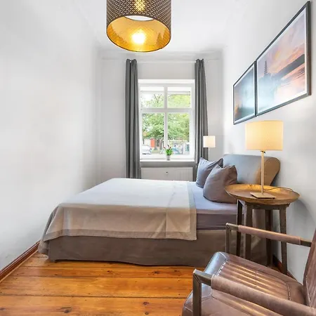 Boediker Budget Group Apartment, 3 Bedroom 1 Living Room, 2 Bathrooms, Ideal For 4 -9 Guests *