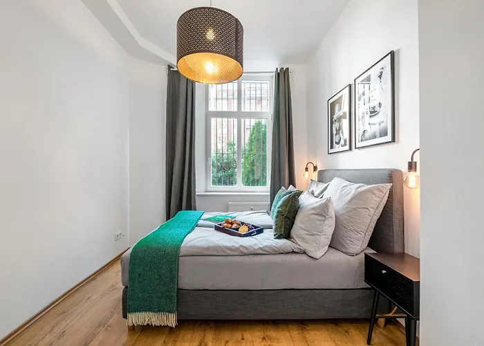 Theboediker Group & Family Apartment, 3 Bedroom 1 Living Room, 2 Bathrooms, Ideal For Bigger Groups Of 4 -9 Guests Lägenhet