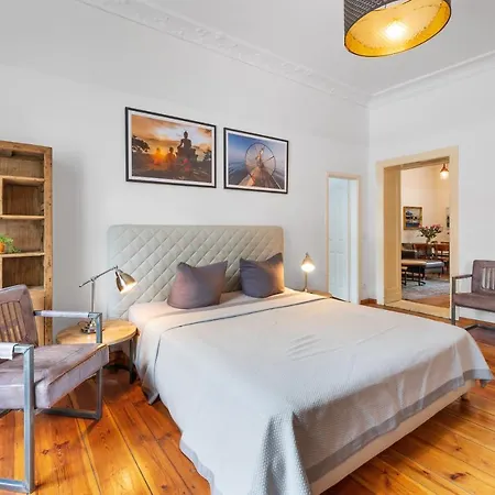 Boediker Budget Group Apartment, 3 Bedroom 1 Living Room, 2 Bathrooms, Ideal For 4 -9 Guests