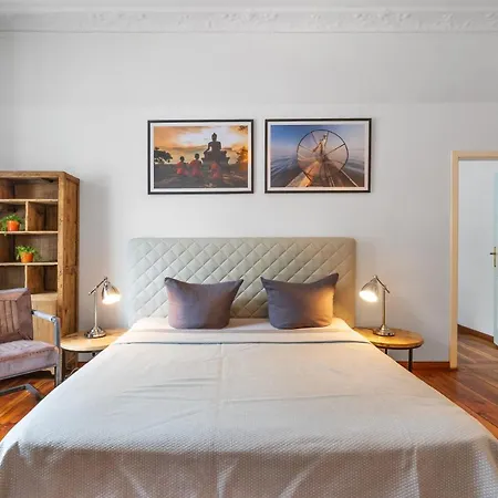 Boediker Budget Group Apartment, 3 Bedroom 1 Living Room, 2 Bathrooms, Ideal For 4 -9 Guests