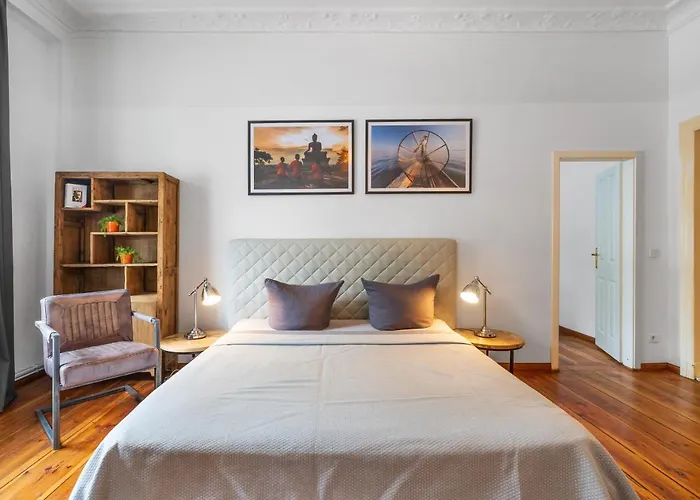 Boediker Budget Group Apartment, 3 Bedroom 1 Living Room, 2 Bathrooms, Ideal For 4 -9 Guests