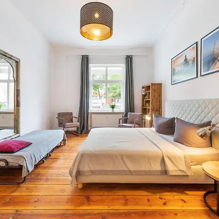 Boediker Budget Group Apartment, 3 Bedroom 1 Living Room, 2 Bathrooms, Ideal For 4 -9 Guests Apartment Berlin