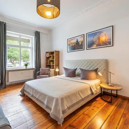 Boediker Budget Group Apartment, 3 Bedroom 1 Living Room, 2 Bathrooms, Ideal For 4 -9 Guests * Berlin