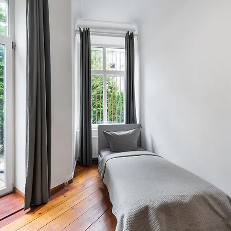 Boediker Budget Group Apartment, 3 Bedroom 1 Living Room, 2 Bathrooms, Ideal For 4 -9 Guests *