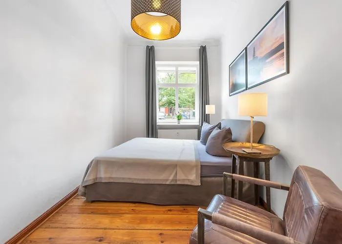 Boediker Budget Group Apartment, 3 Bedroom 1 Living Room, 2 Bathrooms, Ideal For 4 -9 Guests *